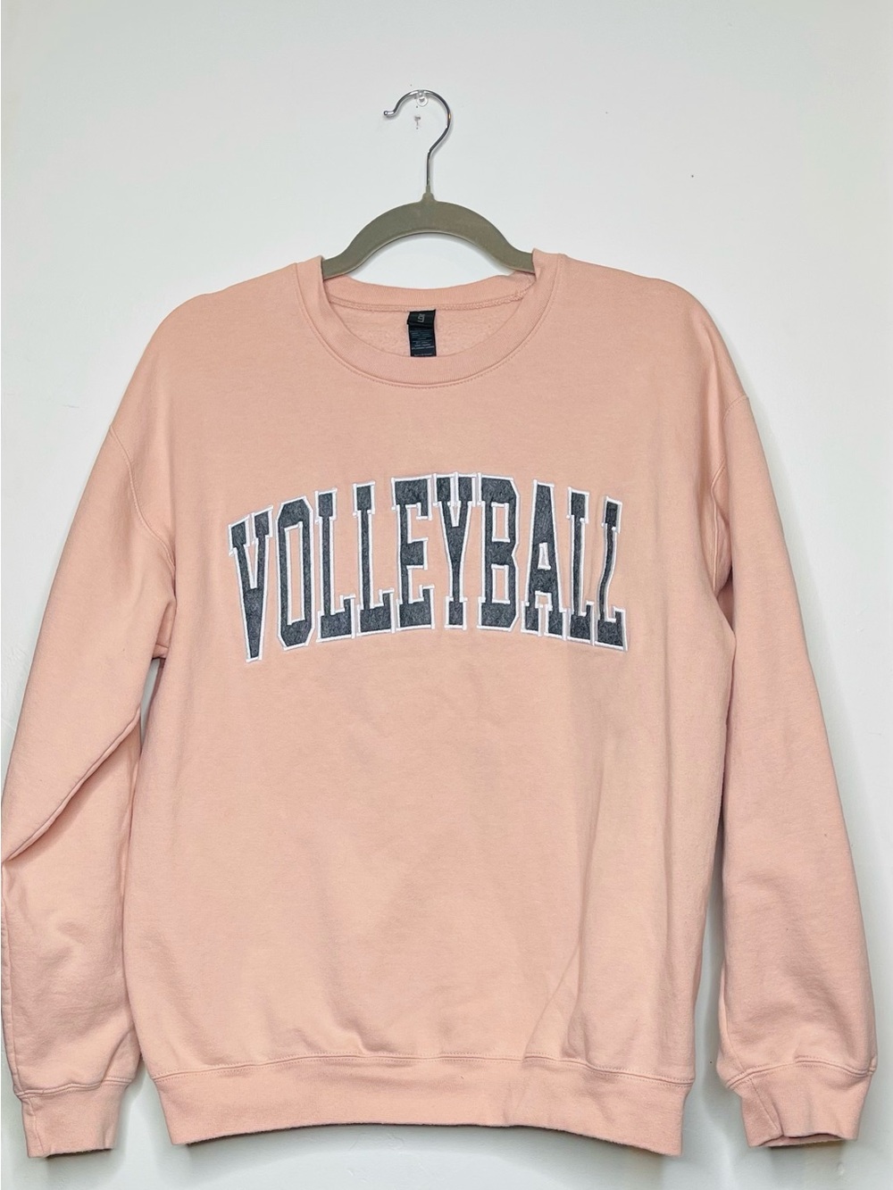 Gildan Volleyball Graphic Crewneck Sweatshirt Dusty Pink Size Medium